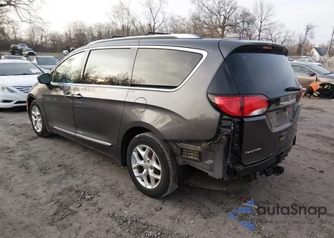 2017 Chrysler Pacifica Touring-L Plus z USA, uszkodzony, nr VIN 2C4RC1EGXHR643872